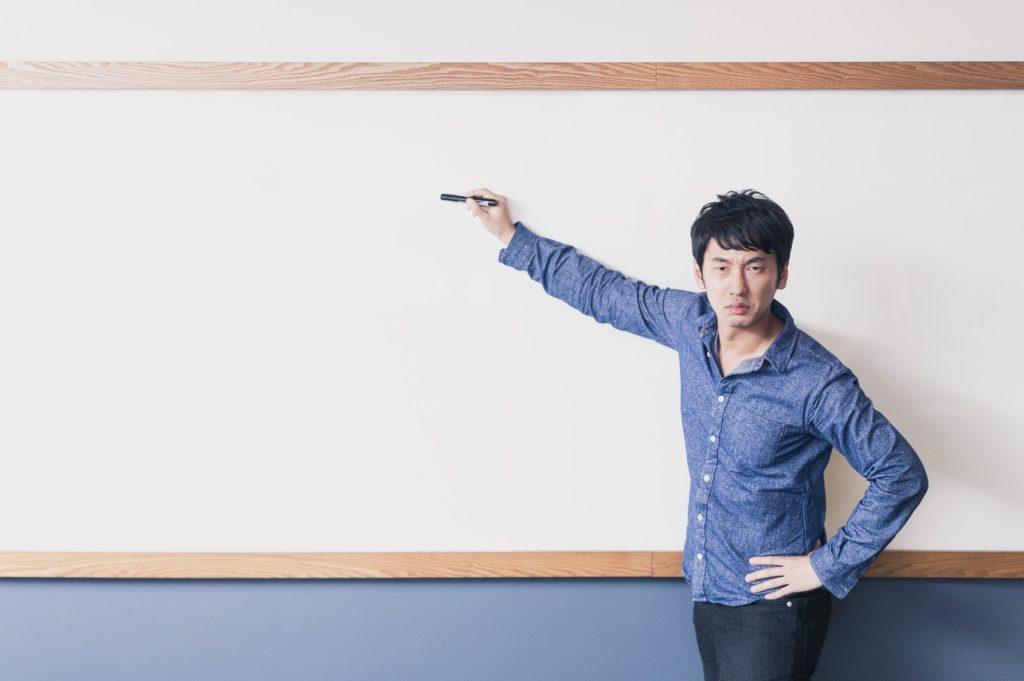 試験対策をする講師